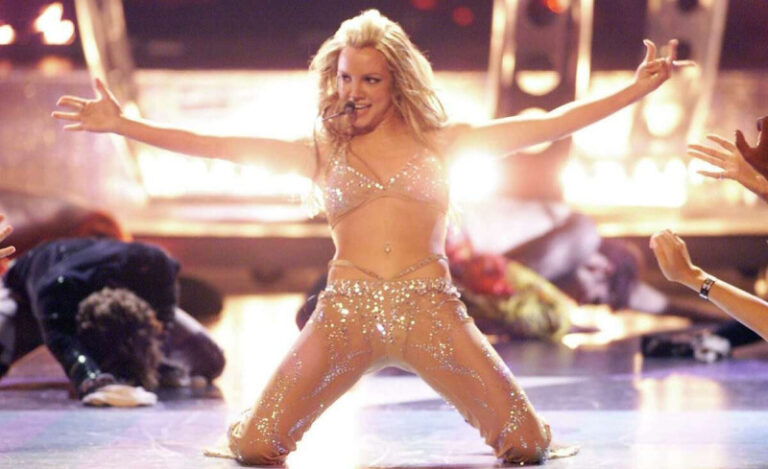 Britney Spears quebra silêncio e cogita retorno aos holofotes