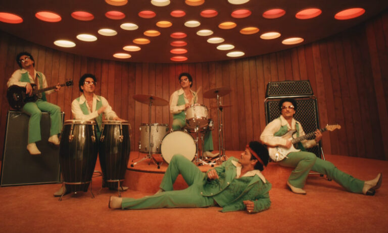 Bruno Mars surpreende fãs com lançamento de novo clipe após uma década