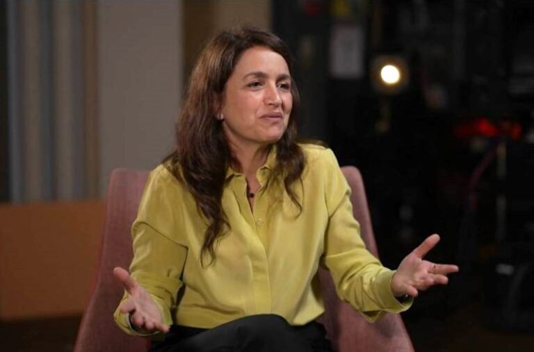 Manuela Dias firma compromisso de cinco anos com a Globo, desafiando críticas à novela “Vale Tudo”