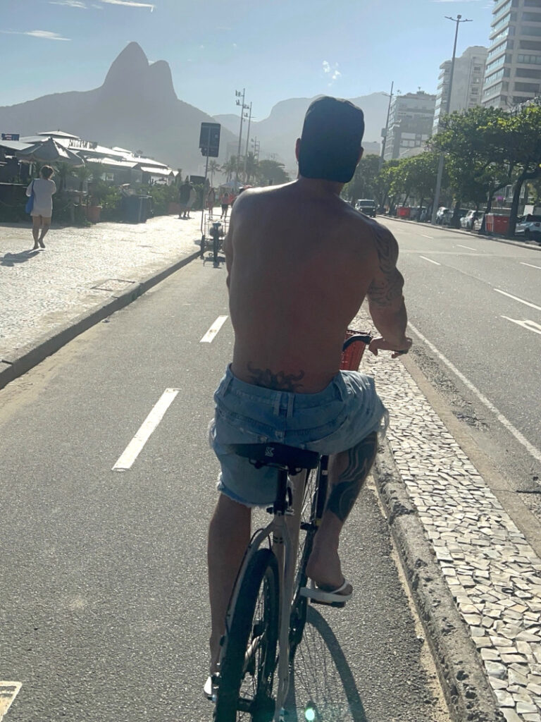 Ricky Martin desembarca no Rio para curtir o Carnaval