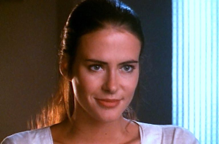Falece Annabel Schofield, ícone dos anos 1980 e estrela de “Dallas”, vítima de câncer.