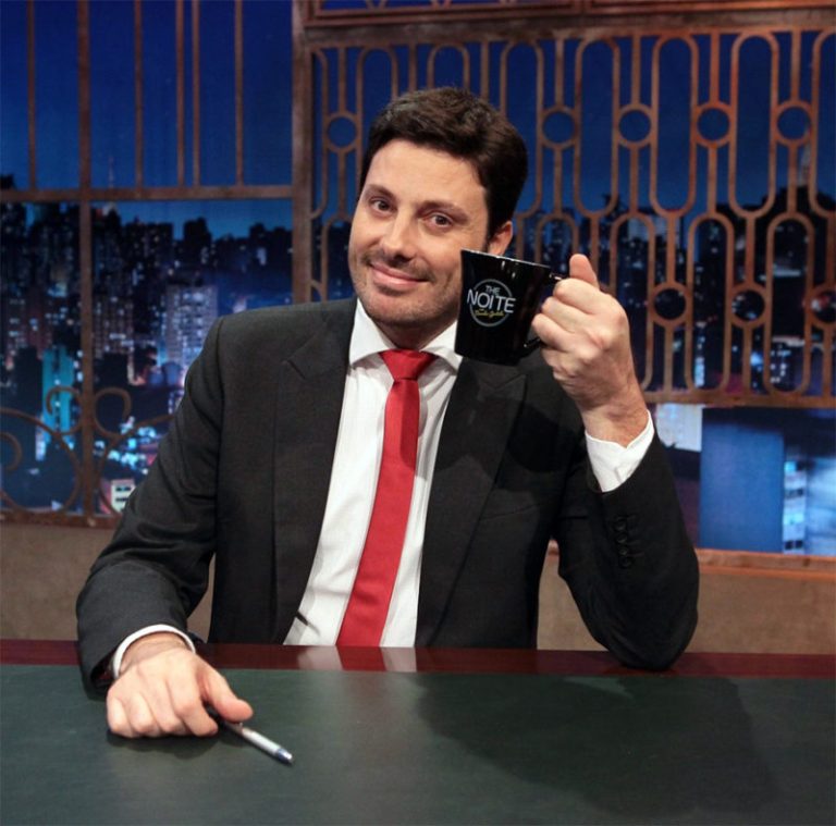 Contrato de Danilo Gentili com o SBT é renovado e “The Noite” volta ao ar.
