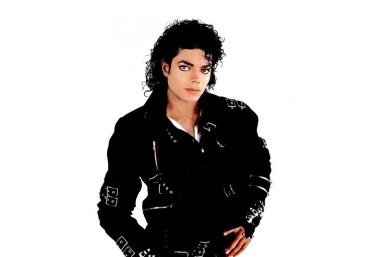 Michael Jackson é acusado de abusar de crianças nas residências de Elton John e Elizabeth Taylor.