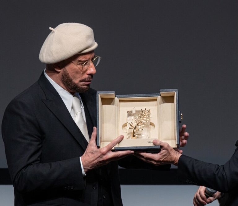 John Travolta recebe Palma de Ouro honorária em emocionante homenagem no Festival de Cannes