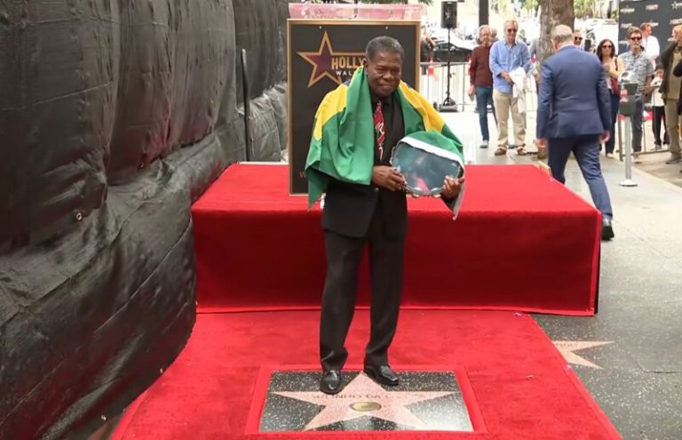 Paulinho da Costa conquista a primeira estrela na Calçada da Fama para o Brasil