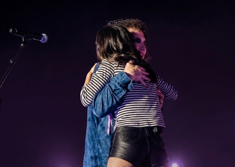 Olivia Rodrigo surpreende fãs ao dividir o palco com Robert Smith e anuncia parceria musical em seu próximo álbum
