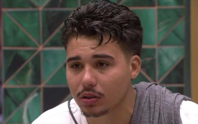 Pedro, ex-participante do BBB, é flagrado tentando entrar na casa da ex-esposa