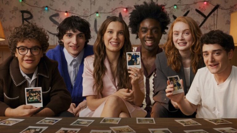 Elenco de “Stranger Things” relembra momentos icônicos em vídeo comemorativo de uma década da série