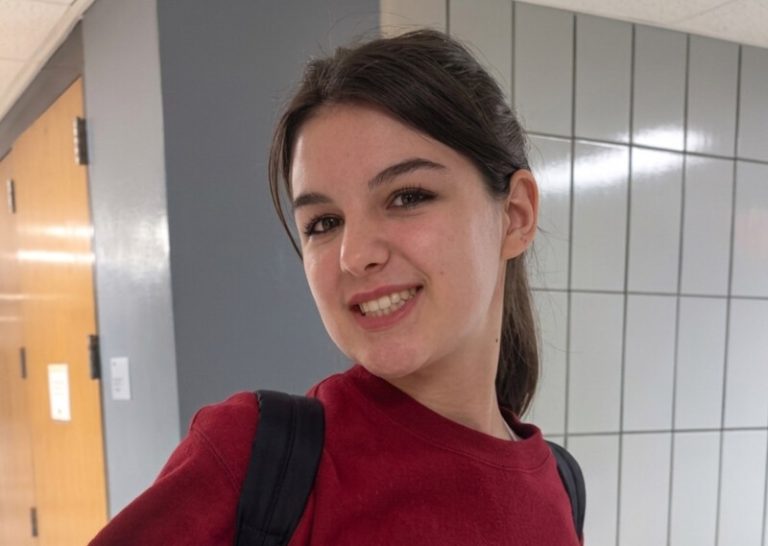 Filha de Tom Cruise deixa de usar sobrenome do pai em documento oficial