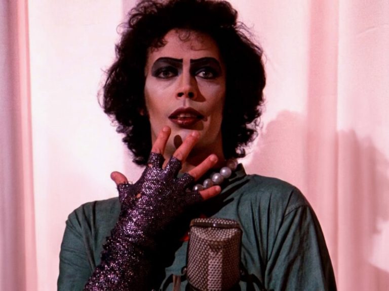 Falecido aos 80 anos, Tim Curry, ícone de “The Rocky Horror Picture Show”, deixa um legado marcante