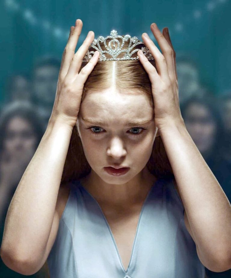 Carrie: A Estranha expande e atualiza história de Stephen King em trailer brutal
