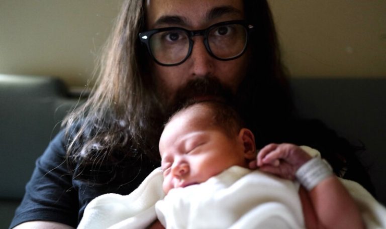 Sean Ono Lennon celebra a chegada do primeiro neto de John Lennon