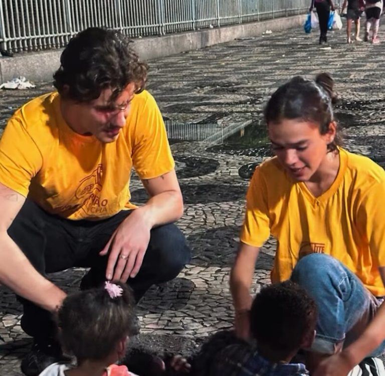 Shawn Mendes e Bruna Marquezine promovem a entrega de 3.315 refeições no Rio de Janeiro
