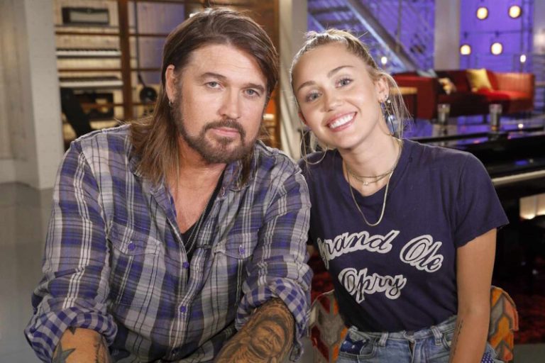 Billy Ray Cyrus fala sobre a escolha de Miley de deixar o sobrenome da família para trás