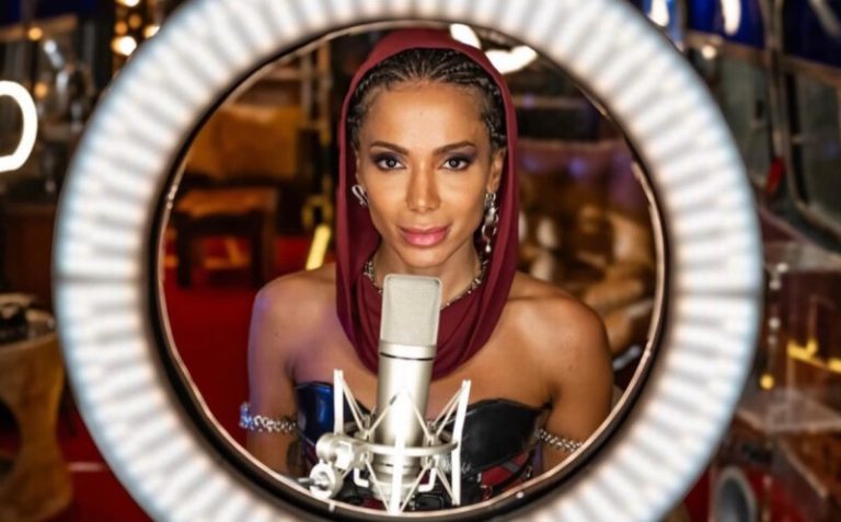 Anitta celebra liberdade da celulite em resposta sarcástica a Flávio Bolsonaro