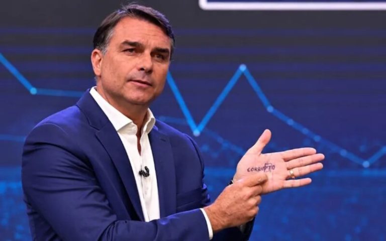 Flávio Bolsonaro se nega a participar de sabatina do SBT a poucos dias da votação
