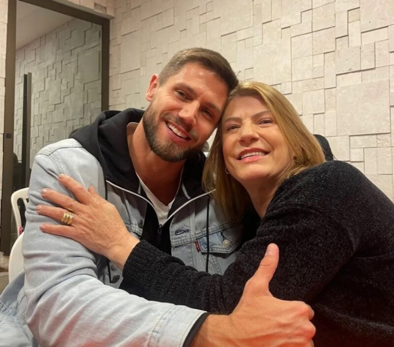 Mãe de Jonas Sulzbach se opõe ao filho e faz críticas a Flávio Bolsonaro