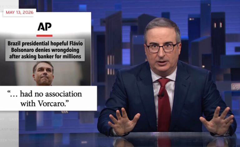 John Oliver faz piada com Lula, Flávio e Dark Horse em especial humorístico sobre a corrida eleitoral no Brasil