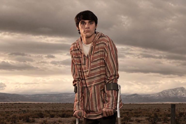 Aaron Paul expressa tristeza pela morte de RJ Mitte, revelada como suicídio, e reflete sobre os sinais não percebidos.